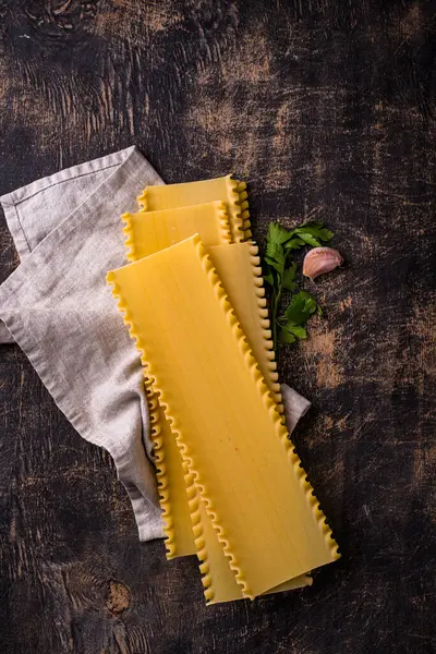 Koyu arkaplanda pişmemiş çiğ lazanya.