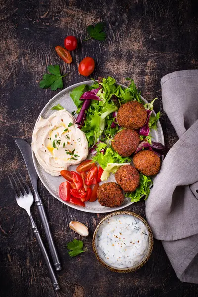 Humus, falafel ve sebzeli sağlıklı vejetaryen salatası.