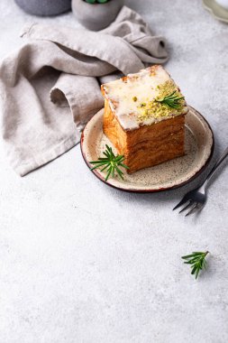 Küp şeklinde kruvasan. Modern moda tatlı.