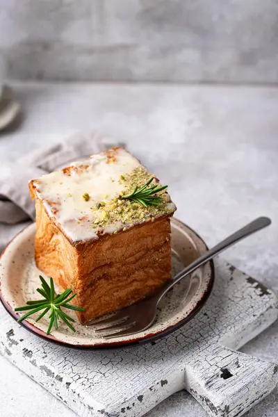 Küp şeklinde kruvasan. Modern moda tatlı.