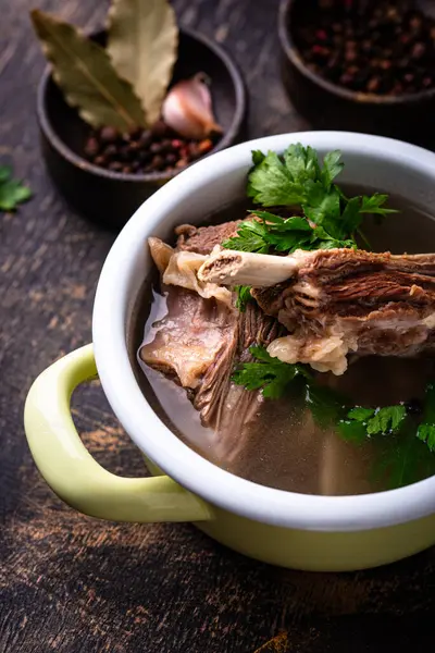 Kaynamış kemik suyu ya da etli et suyu. Kolajen kaynağı