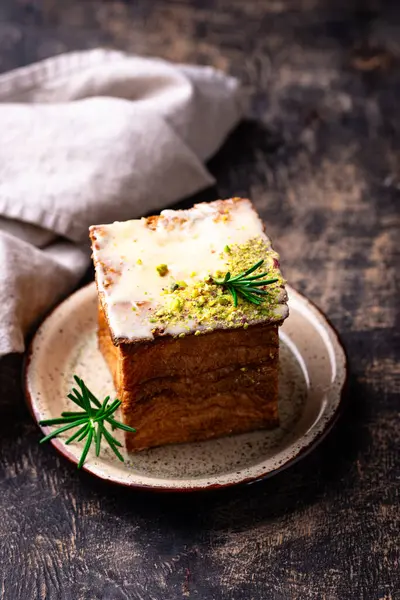 Küp şeklinde kruvasan. Modern moda tatlı.