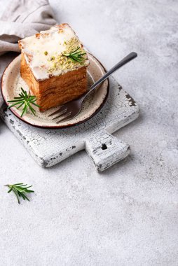 Küp şeklinde kruvasan. Modern moda tatlı.