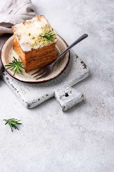 Küp şeklinde kruvasan. Modern moda tatlı.