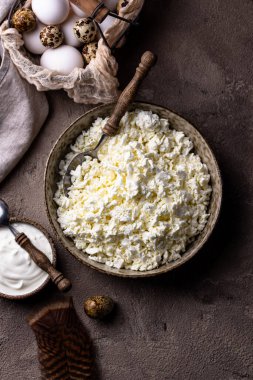 Süzme peynir ya da kahverengi arka planda kaymak.