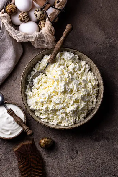 Süzme peynir ya da kahverengi arka planda kaymak.