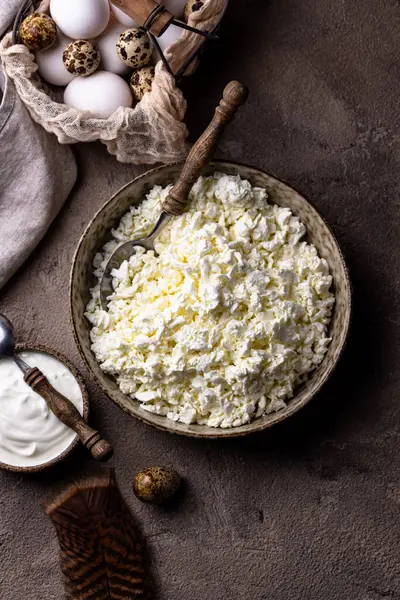 Süzme peynir ya da kahverengi arka planda kaymak.