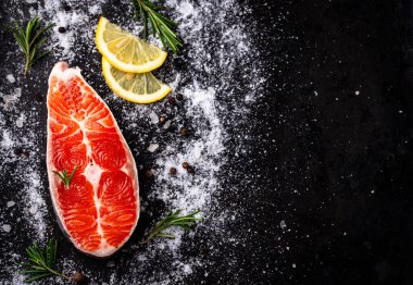 Çiğ somon, biberiye ve limonlu.