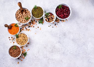 Çeşitli baklagillerin karışımı. Fasulye, mercimek, soya fasulyesi, bezelye ve nohut.
