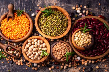 Çeşitli baklagillerin karışımı. Fasulye, mercimek, soya fasulyesi, bezelye ve nohut.