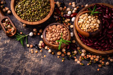 Çeşitli baklagillerin karışımı. Fasulye, mercimek, soya fasulyesi, bezelye ve nohut.