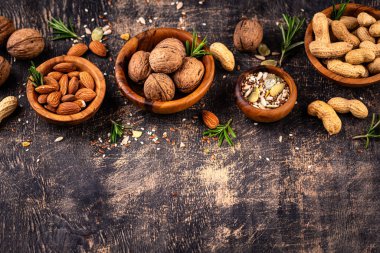 Fındık ve tohum çeşitleri. Ceviz, fıstık, badem, keten tohumu