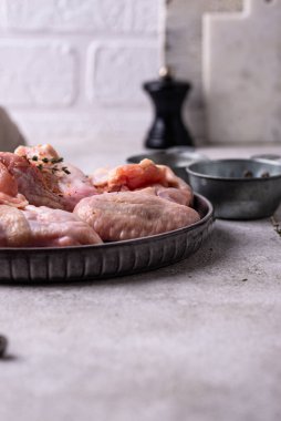 Siyah arka planda çiğ tavuk kanadı..