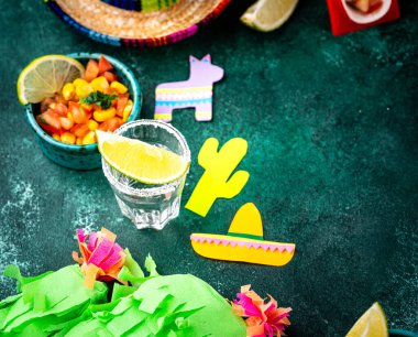 Geleneksel Meksika yemeği tacoları, nachos, salsa ve guacamole ile Cinco de Mayo kavramı