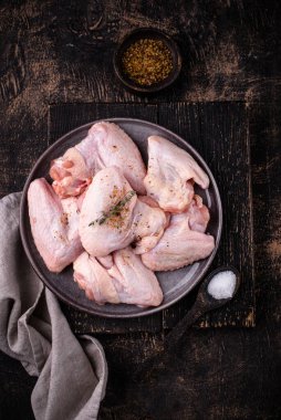 Siyah arka planda çiğ tavuk kanadı..