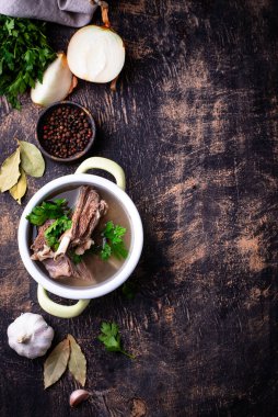 Kaynamış kemik suyu ya da etli et suyu. Kolajen kaynağı