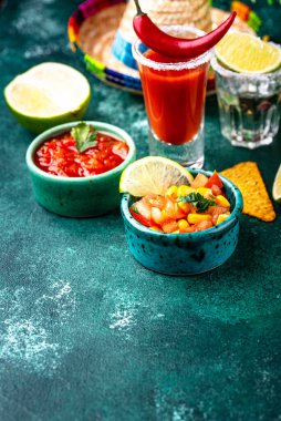 Geleneksel Meksika yemeği tacoları, nachos, salsa ve guacamole ile Cinco de Mayo kavramı