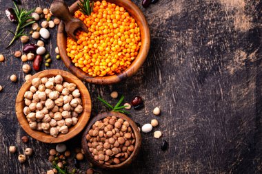 Çeşitli baklagillerin karışımı. Fasulye, mercimek, soya fasulyesi, bezelye ve nohut.