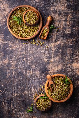 Siyah arka planda pişmemiş fasulye kasesi.