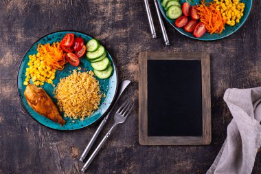 Dengeli diyet. Tavuk, bulguru ve sebzeli sağlıklı yemek tabağı..