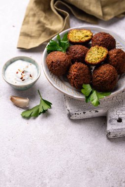Orta Doğu geleneksel vejetaryen soslu falafel topları.