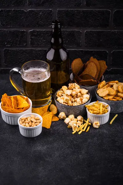 Bira ve farklı atıştırmalıklar. Superbowl ya da futbol partisi için aperatifler