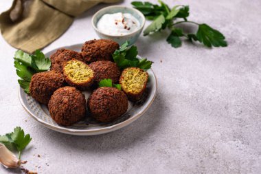 Orta Doğu geleneksel vejetaryen soslu falafel topları.