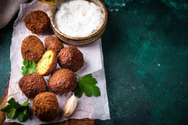 Orta Doğu geleneksel vejetaryen soslu falafel topları.