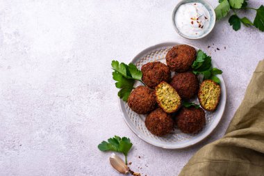 Orta Doğu geleneksel vejetaryen soslu falafel topları.