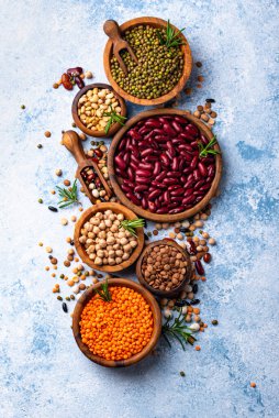 Çeşitli baklagillerin karışımı. Fasulye, mercimek, soya fasulyesi, bezelye ve nohut.