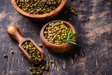 Siyah arka planda pişmemiş fasulye kasesi.