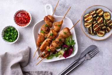 Kızarmış tavuk şiş sebzeli kebap.