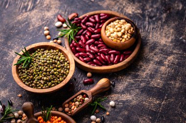 Çeşitli baklagillerin karışımı. Fasulye, mercimek, soya fasulyesi, bezelye ve nohut.