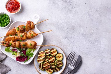 Kızarmış tavuk şiş sebzeli kebap.