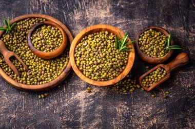 Siyah arka planda pişmemiş fasulye kasesi.