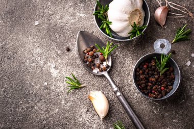 Biberiye, sarımsak, tuz ve biber. Mutfak arka planı.