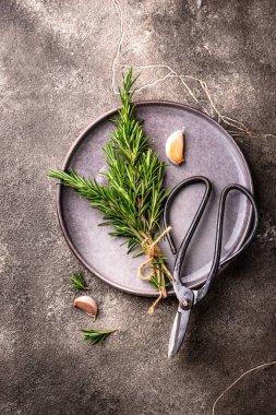 Biberiye, sarımsak, tuz ve biber. Mutfak arka planı.