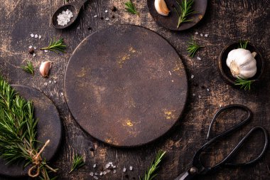 Biberiye, sarımsak, tuz ve biber. Mutfak arka planı.