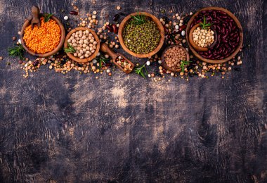 Çeşitli baklagillerin karışımı. Fasulye, mercimek, soya fasulyesi, bezelye ve nohut.
