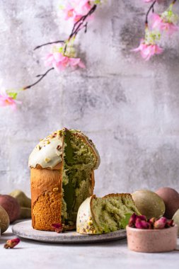 Geleneksel geleneksel paskalya pastası kulich ve şam fıstığı.
