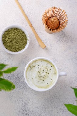 Yeşil sağlıklı latte içecek ve bambu aletler hazırlamak için.