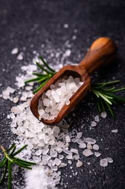 Koyu arkaplanda doğal deniz tuzu kristalleri.