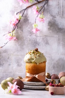 Geleneksel geleneksel paskalya pastası kulich ve şam fıstığı.