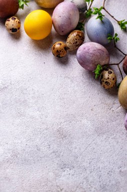 Renkli Paskalya yumurtaları doğal boyayla boyanır