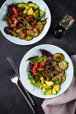 Ketogenik diyet. Tofu ve avokado ile sağlıklı vejetaryen keto salatası