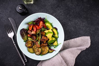 Ketogenik diyet. Tofu ve avokado ile sağlıklı vejetaryen keto salatası
