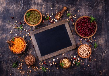 Çeşitli baklagillerin karışımı. Fasulye, mercimek, soya fasulyesi, bezelye ve nohut.