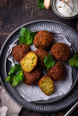 Orta Doğu geleneksel vejetaryen soslu falafel topları.