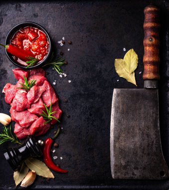 Gulaş pişirmek için taze çiğ et ve malzemeler.