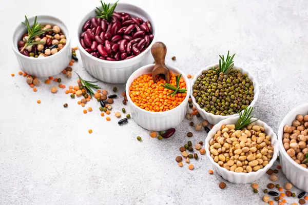 Çeşitli baklagillerin karışımı. Fasulye, mercimek, soya fasulyesi, bezelye ve nohut.